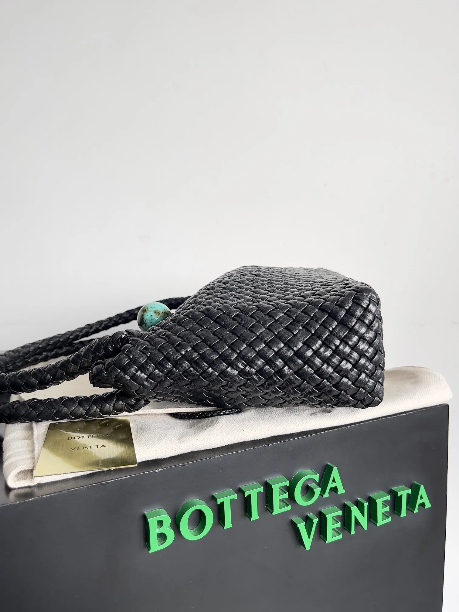 Batch 5960 BV collectible small woven handbags are really YYDS!! Bottega Veneta’s most classic small woven handbags are back! ! We use the highest quality leather with the highest craftsmanship❤️ to create the most expensive works. We have created the original Intrecciato leather weaving process❤️ This unique traditional exclusive leather weaving method has not only become our logo but also reflects the time-consuming and labor-intensive craftsmanship of our products❤️ The new TOSCA handbag must be a selection worth collecting🆕⚠️⚠️Babies, malachite can be sold separately and can be assembled by yourself Style number: 716974 Size: 27*9*18cm